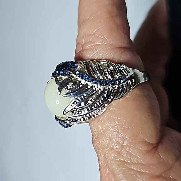 White Lucite Blue Rhinestone Statement Ring Silver Tone Setting Size 9 - Picture 2 of 12